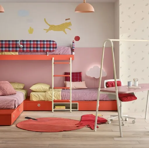 Cameretta con letti a castello e scrivania in melaminico Kids space 10 di Nidi