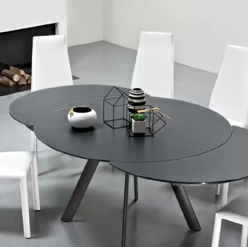 Tavolo allungabile Giro con top in cristallo antigraffio opaco e base in acciaio inox di Bontempi