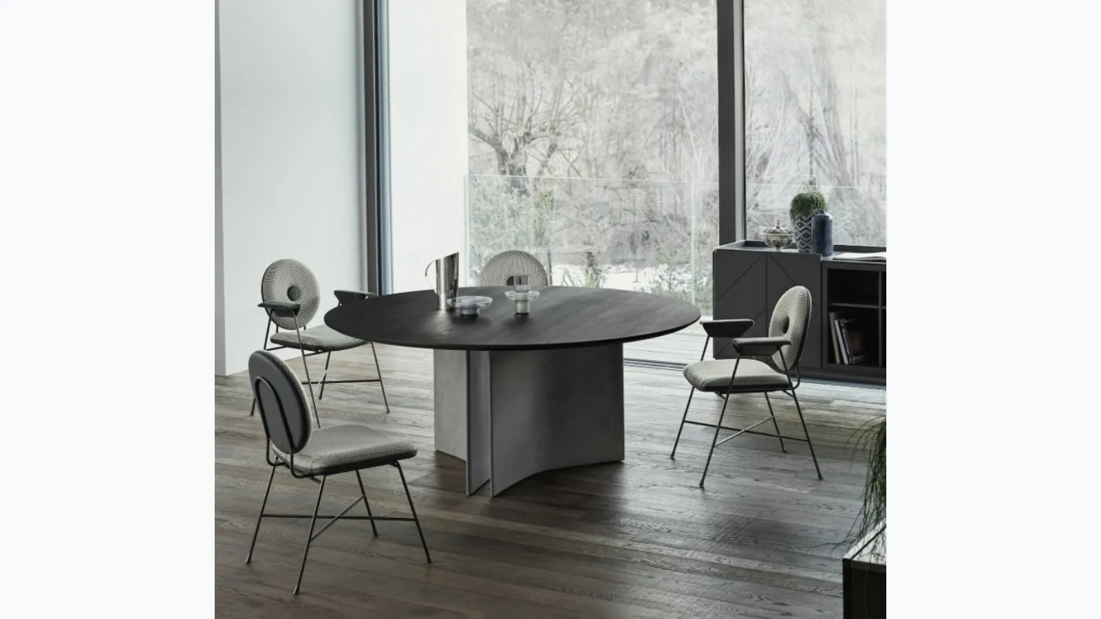 Tavolo rotondo Magnum con base in cemento e piano in legno impiallaciato di Bontempi