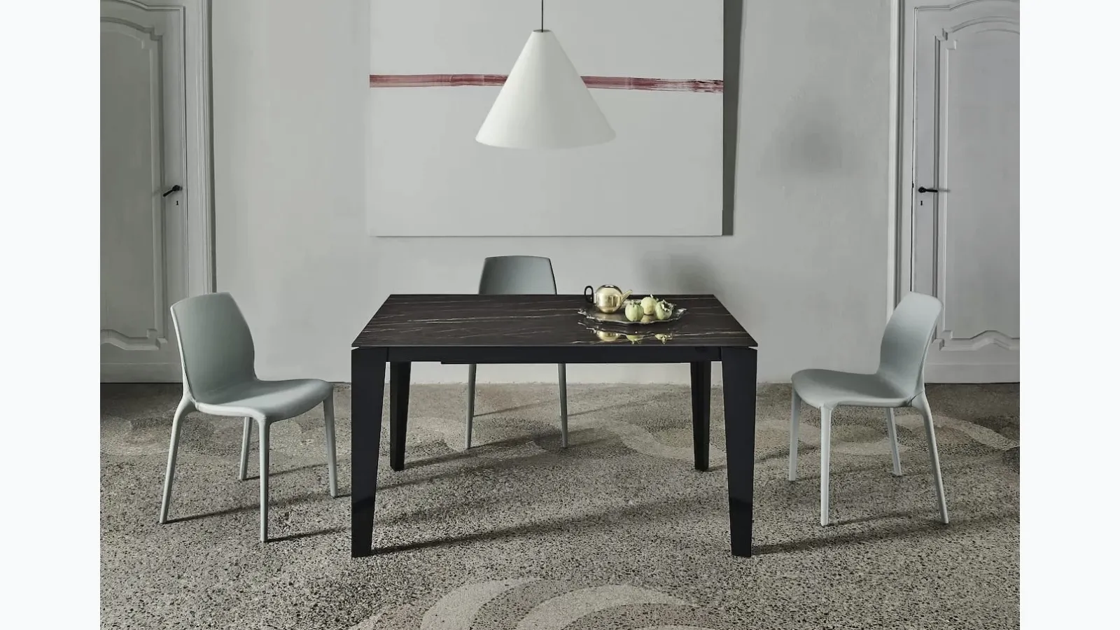 Tavolo allungabile Cruz XXL con top in SuperMarmo e base in acciaio laccato di Bontempi